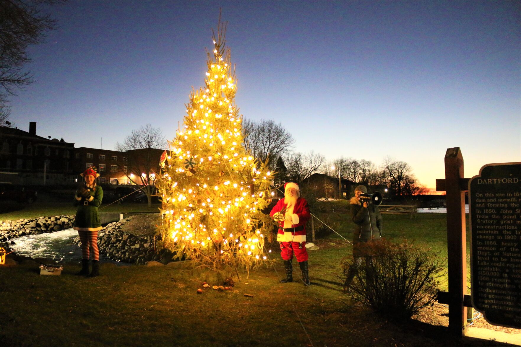 Santa lights the tree in GL
